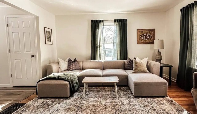 3 Bed/3 Bath 1F/2H Cozy Village Bungalow - Centrally Located, Renovated Home