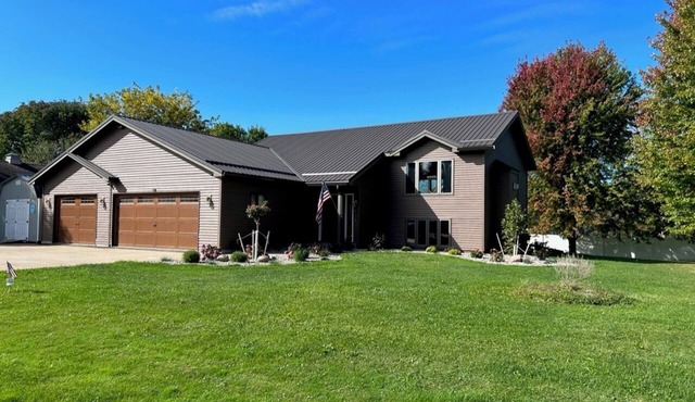 3-bed, 3-bath, 3-car garage executive home in Marshfield, WI