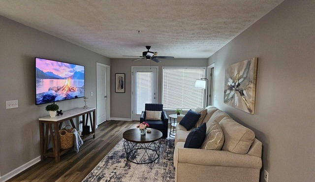 3 bed/3 bath condo close to everything! 1.5 miles from Jordan-Hare Stadium