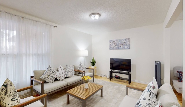 3-Bed 3-Bath Cozy Vacation House in Ajax, Greater Toronto Area GTA, ON, Canada