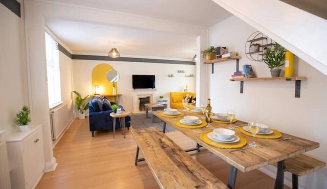 3 bed 3 bath house with parking - Central Ashby