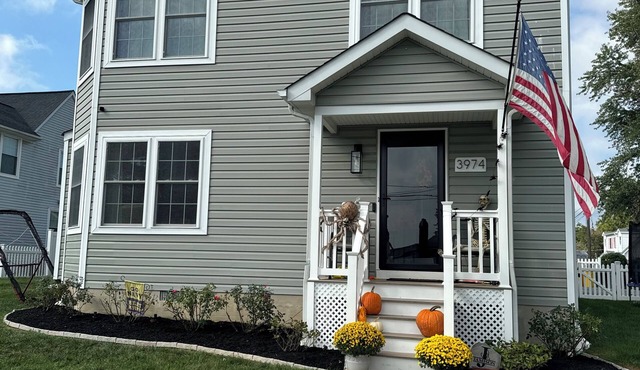 3-bed 3 bath home in Edgewater MD on the beach, 25 min from USNA and Annapolis.