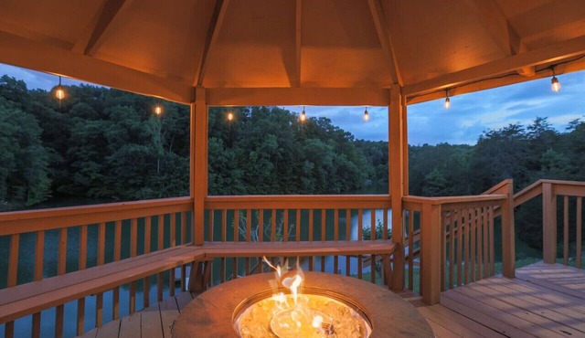 3 bed, 3 bath Lakeside Retreat