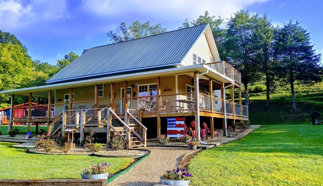 3 Bed 3 Bath-Large Wrap Around Porch Family Friendly, Hot Tub, WiFi