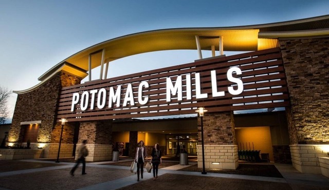 3 Bed | 3 Bath Townhome - 20 miles to DC!