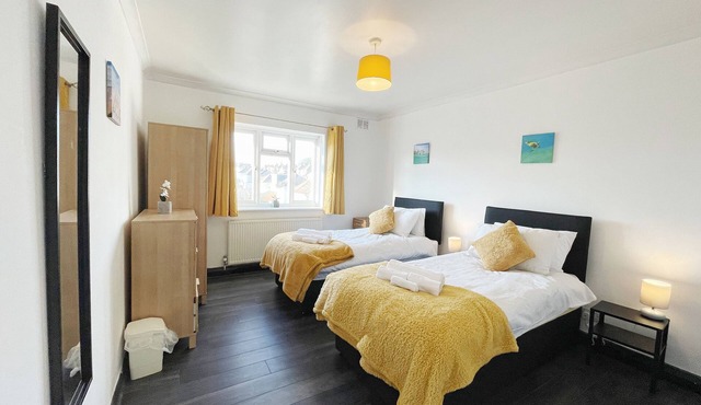 3 bed apartment, free WIFI & Netflix, discounts on long term