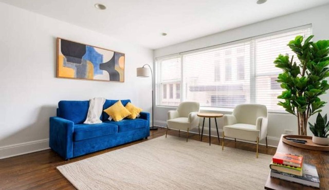 3 -bed apartment just steps to Lake Michigan