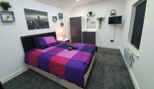 3 Bed Apartment Sleeps 10 -Free Parking -WiFi & Tv
