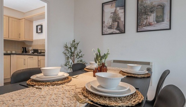 3-Bed Apt near M62, Leeds, with Parking and Wifi,– Ideal for 6 Contractors