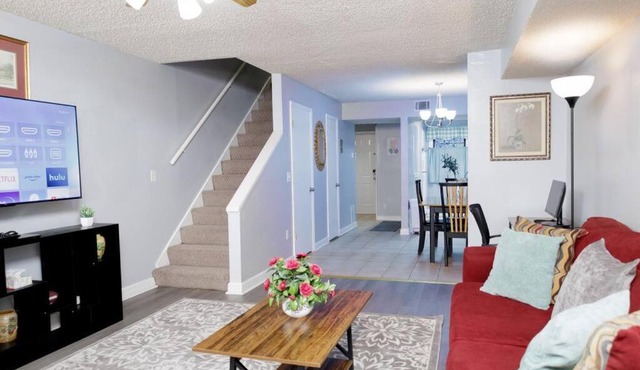 3-Bed Athens Getaway right near UGA with Pool and Parking and SmartTV