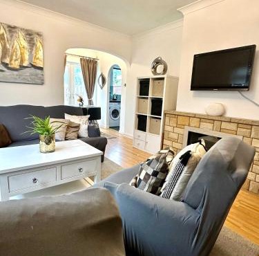 3-Bed Bungalow near Elizabeth Line, Parking