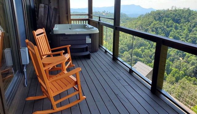 3 Bed Cabin- Hot Tub, Fire Pit, Pool Table, near Dollywood! Spring Break!