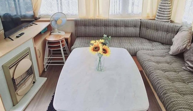 3-Bed Cabin, Sleeps 6 with Pool & 5 mins to Beach