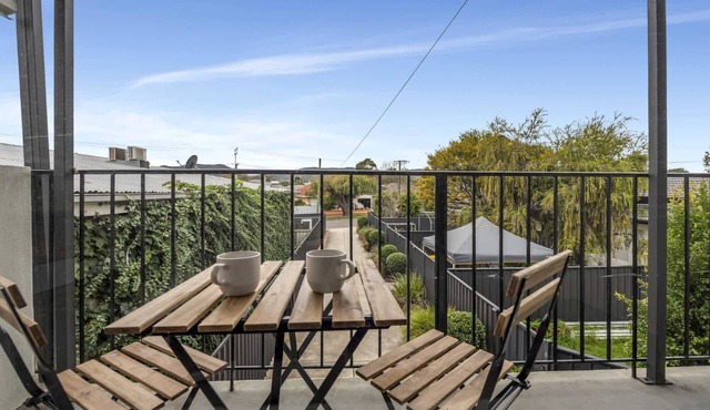 3-Bed Campbelltown Stay with Private Balcony