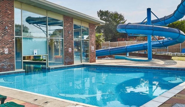 3 Bed Caravan Sleeps 8 - Parking, Bbq, Pool