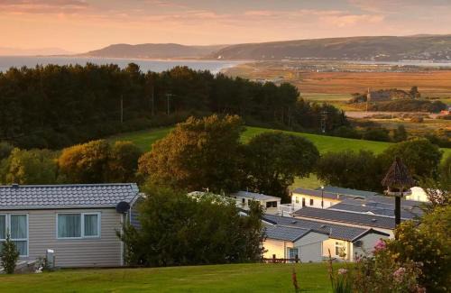 3 Bed Caravan - Sleeps 6 - Pets - Parking - Wifi