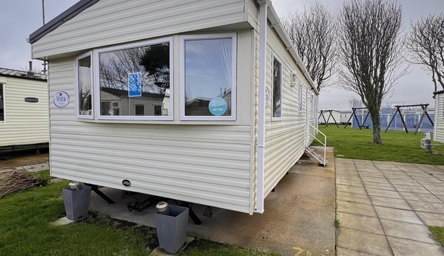 3 Bed Caravan - Sleeps 8 - Pet Friendly, Parking
