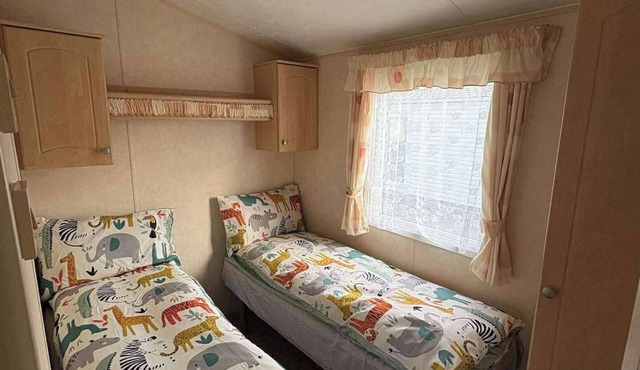 3 Bed Caravan - Sleeps 8 - Pets - Garden - Parking