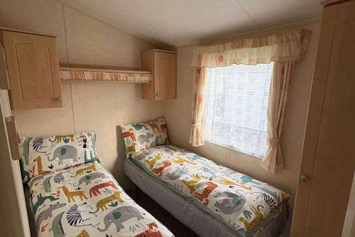 3 Bed Caravan - Sleeps 8 - Pets - Garden - Parking