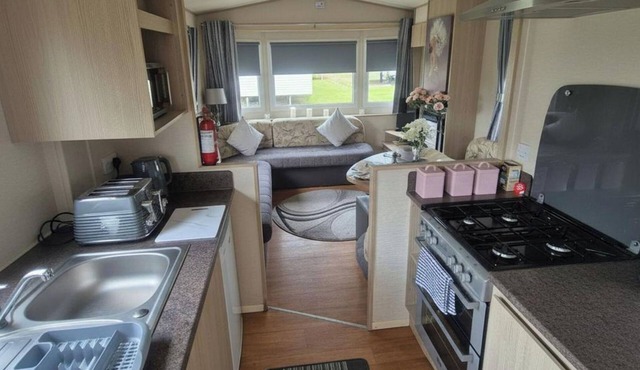 3 Bed Caravan Sleeps 6 with Free Parking