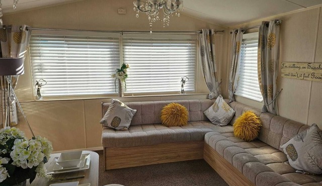 3 Bed Caravan - Sleeps 6 - Pets - Parking - Wifi