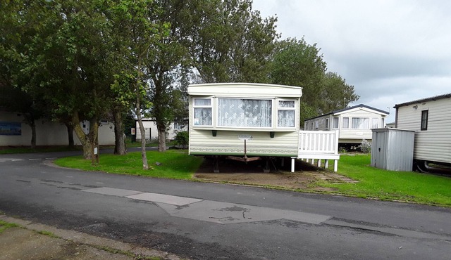 3 bed caravan suzie 1,10 mins from beach suzie 1