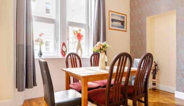 3 Bed Central Apartment - Pet Friendly & Parking