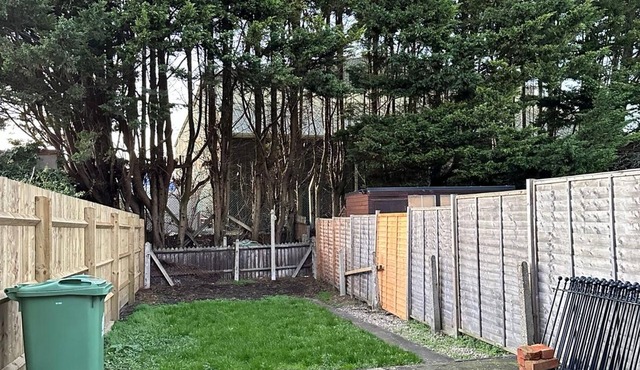 3 bed Chill Glouc with 3 bedrooms and 1 bathrooms