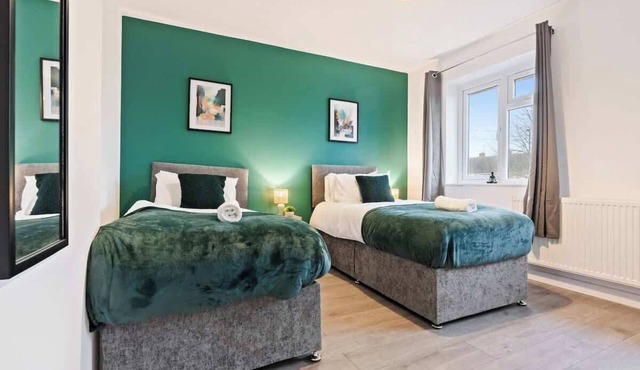 3 Bed Contractor Friendly WIFI Lots Of Parking