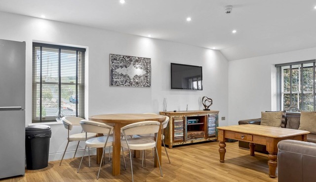 3 bed Cottage Above Beautiful Country Pub - Pass the Keys