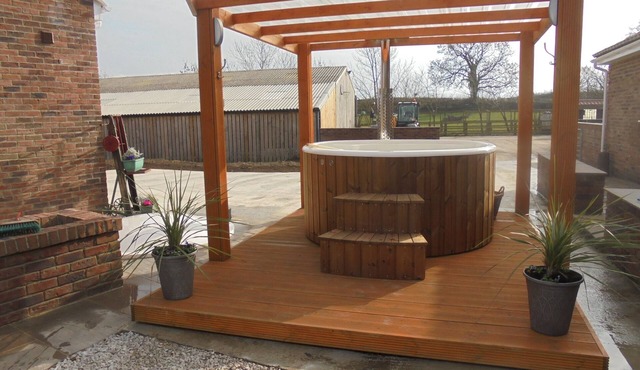 3 bed cottage on farm with hot tub & pool in quiet village in north yorkshire