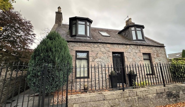 3 Bed Cottage Sleeps 2 with Parking, Garden & Wifi