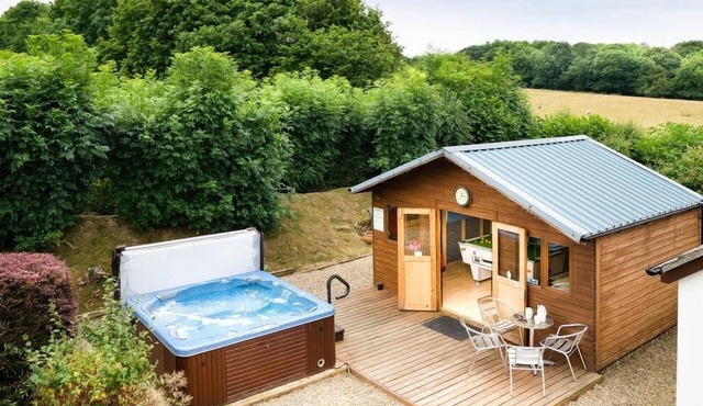 3 Bed Cottage-Sleeps 6-Garden-Hot Tub-Games Room