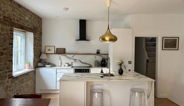 3 Bed Cottage - Sleeps 6 - Pets - Parking - Wifi