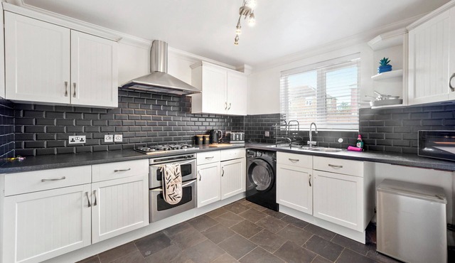 3 Bed Detached/parking/Hot tub