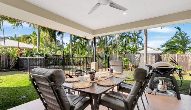 3-Bed Family Home with Pool & BBQ by the Beach