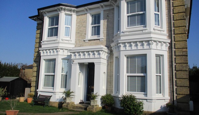 3 Bed Flat - Sleeps 5 - Garden - Parking - Wifi