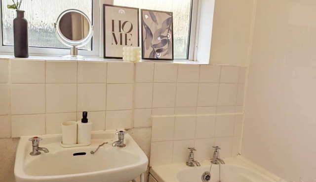 3 bed flat | Sleeps 5 | 1 bath | Parking | Wifi