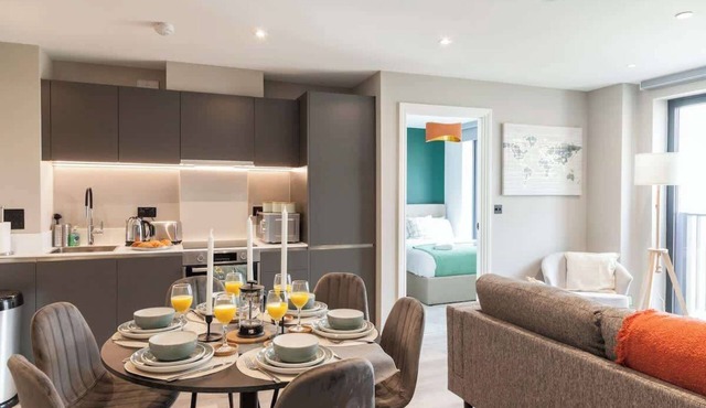 3 Bed Flats near Station & City Centre - Sleeps 6