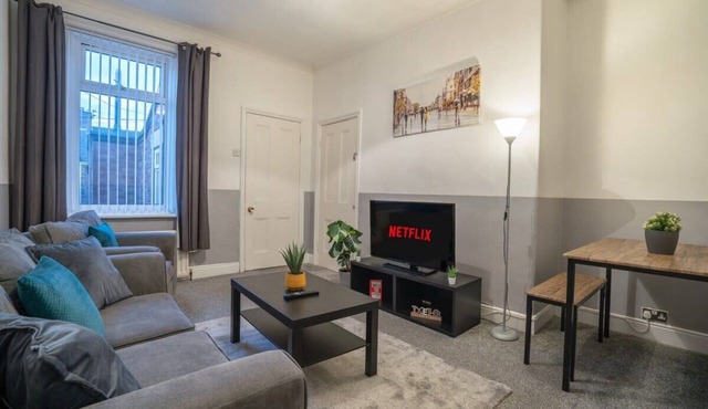 3 Bed-Free Parking-Close to City