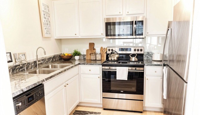 3 BED - Gorgeous Downtown Apt. w/City view