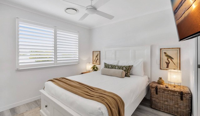 3-Bed Haven with Balcony and BBQ, 5-Min to Beach