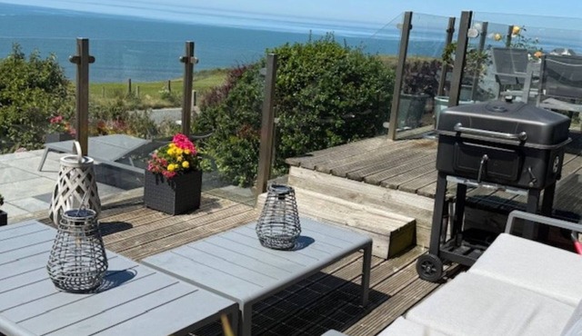 3-bed holiday cottage with spectacular sea views