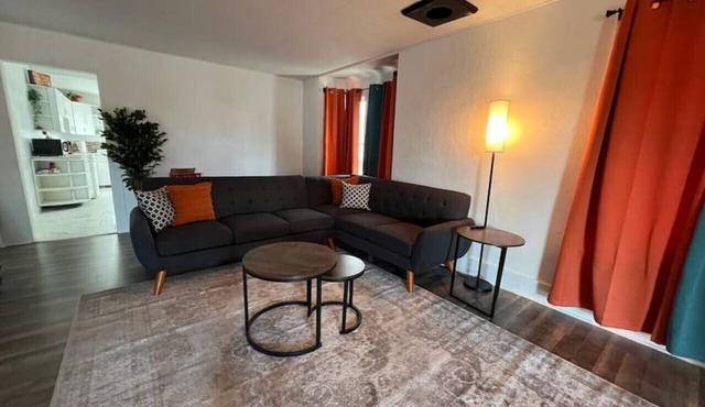 3+Bed Home Close to Downtown