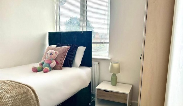 3-Bed Home, great for contractors, near to Gulliver's Valley theme park, Hot tub