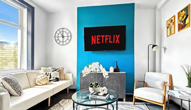 3-bed home in Burnley, Ideal for Contractors & Getaways w/Free Parking