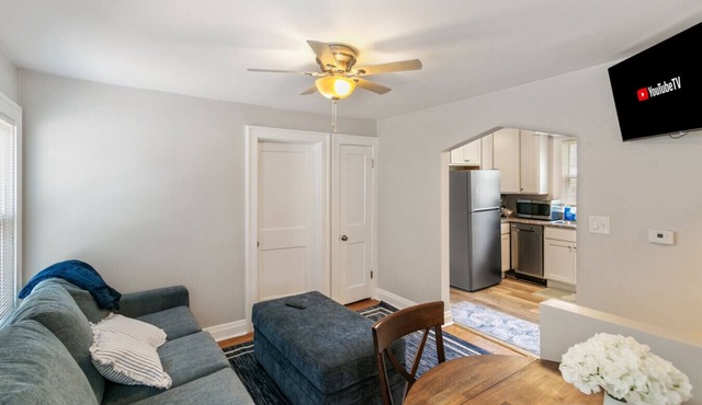 3 Bed Home in DT Highwood - 2 stops to Navy Base!