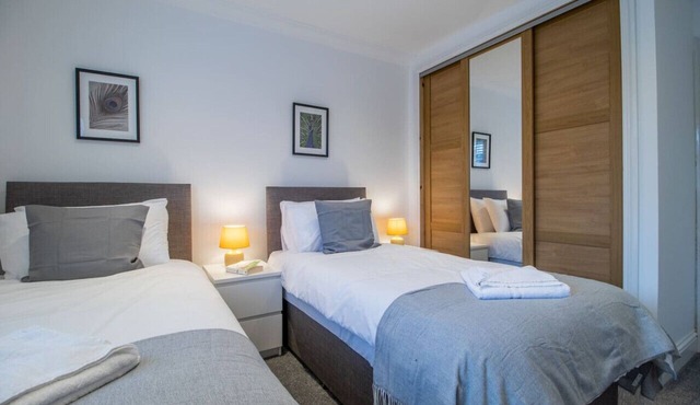 3 bed Home Near Glasgow Large Garden & Driveway