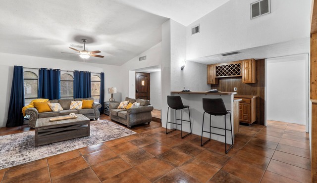 3 bed home with Luxury Hot Tub, Deck, Wifi and Arcade Games
