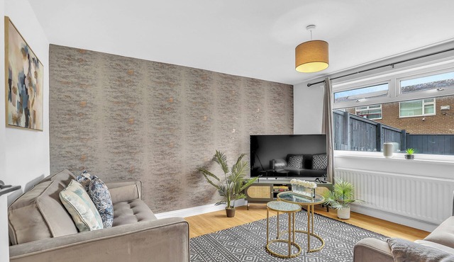 3 Bed House in West Denton Sleeps Up to 6 Guests